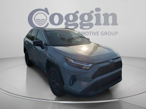 Used 2022 Toyota RAV4 XLE w/ Convenience Package FWD image 6