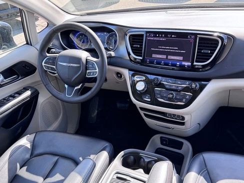Used 2024 Chrysler Pacifica Touring-L FWD image 13