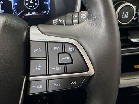 Used 2024 Toyota Highlander Limited FWD image 12