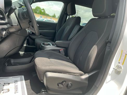Used 2023 Chrysler Pacifica Touring FWD image 14