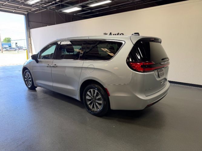 Used 2024 Chrysler Pacifica Limited FWD image 2