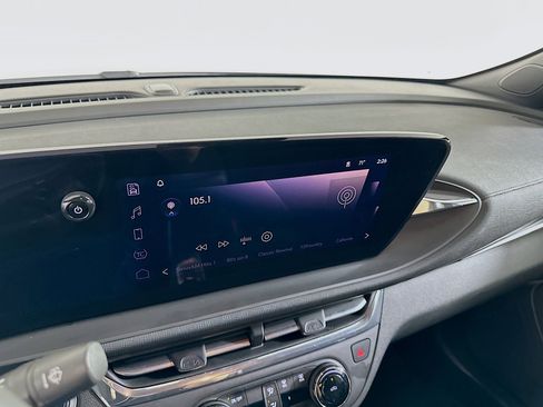 Used 2025 Buick Envista Preferred image 19