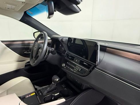 Used 2025 Lexus ES 300h w/ Premium Package image 35
