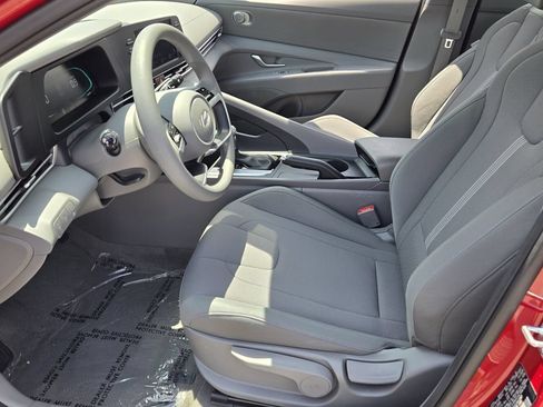 Certified 2025 Hyundai Elantra SE FWD image 10