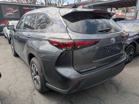 Used 2024 Toyota Highlander XLE image 4