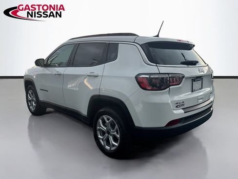 Used 2025 Jeep Compass Latitude AWD/4WD image 6