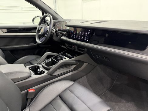 Certified 2025 Porsche Cayenne image 23