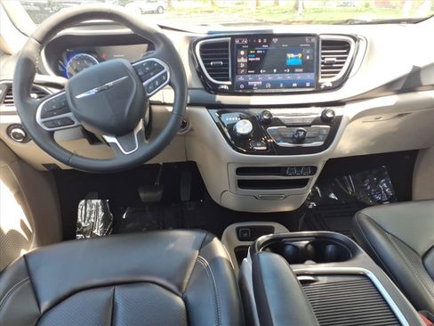 Used 2023 Chrysler Pacifica Touring-L FWD image 9