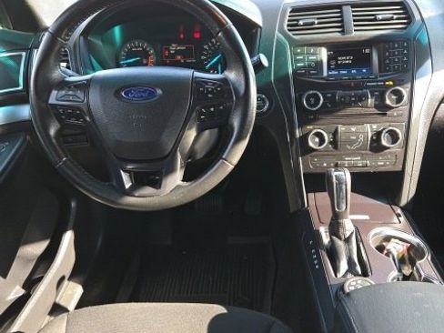 Used 2017 Ford Explorer XLT image 25