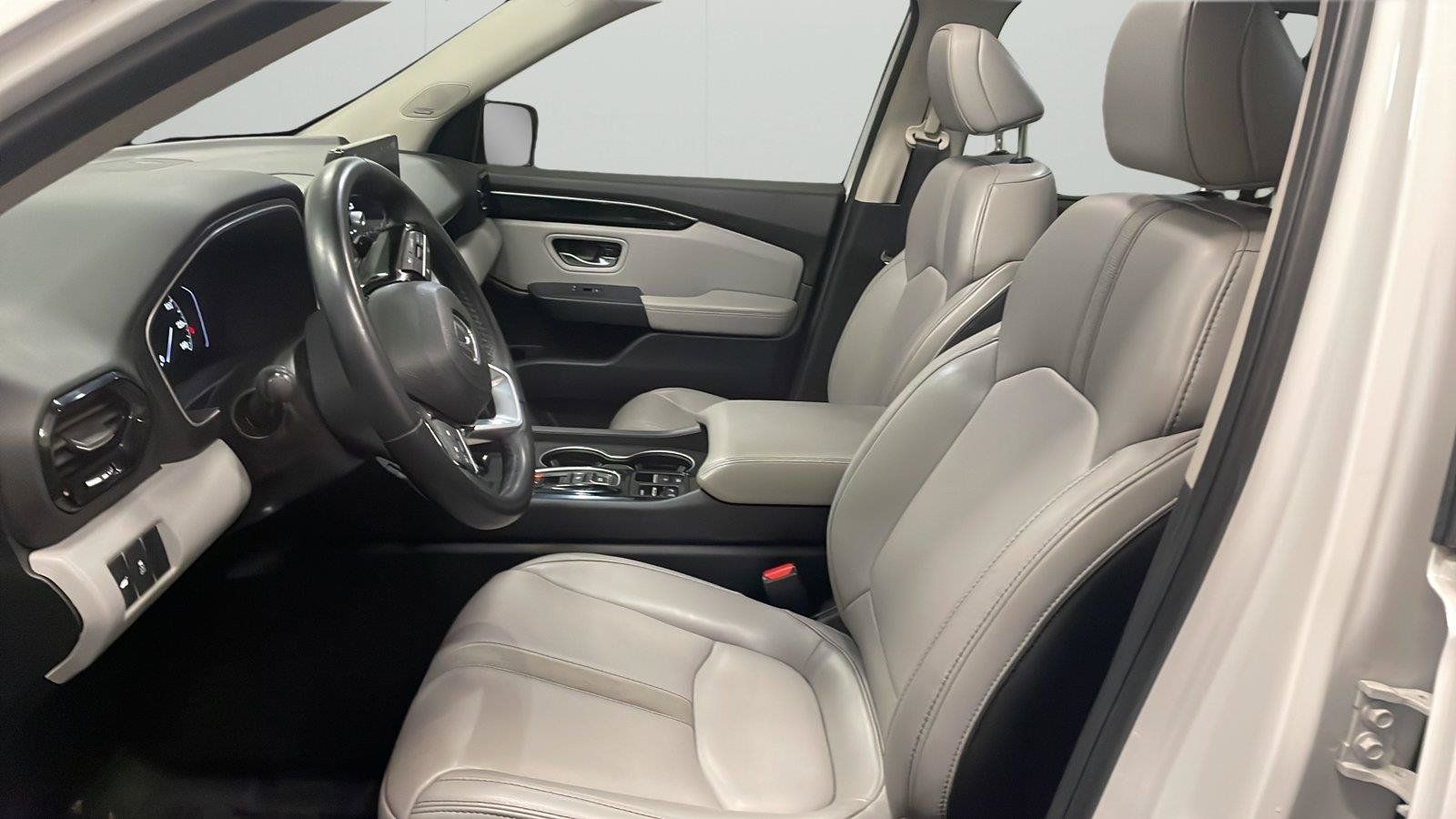 Used 2025 Honda Pilot Touring image 10