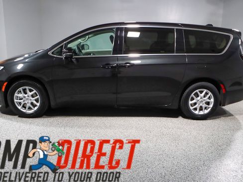 Used 2023 Chrysler Pacifica Touring-L image 10