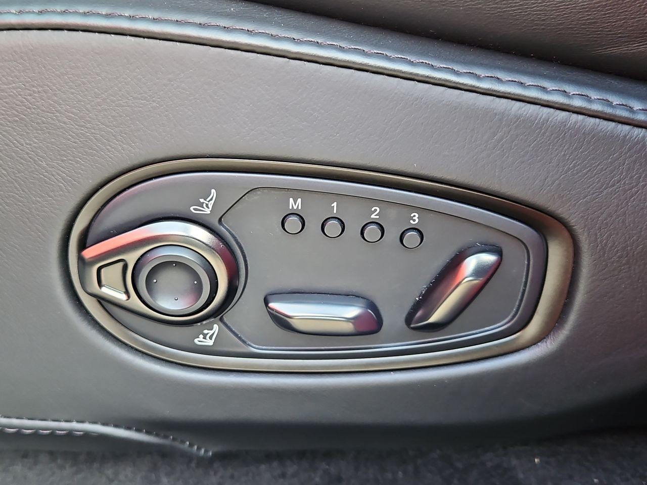 Used 2021 Aston Martin DBX AWD/4WD image 20