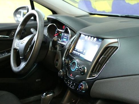 Used 2017 Chevrolet Cruze LT image 10