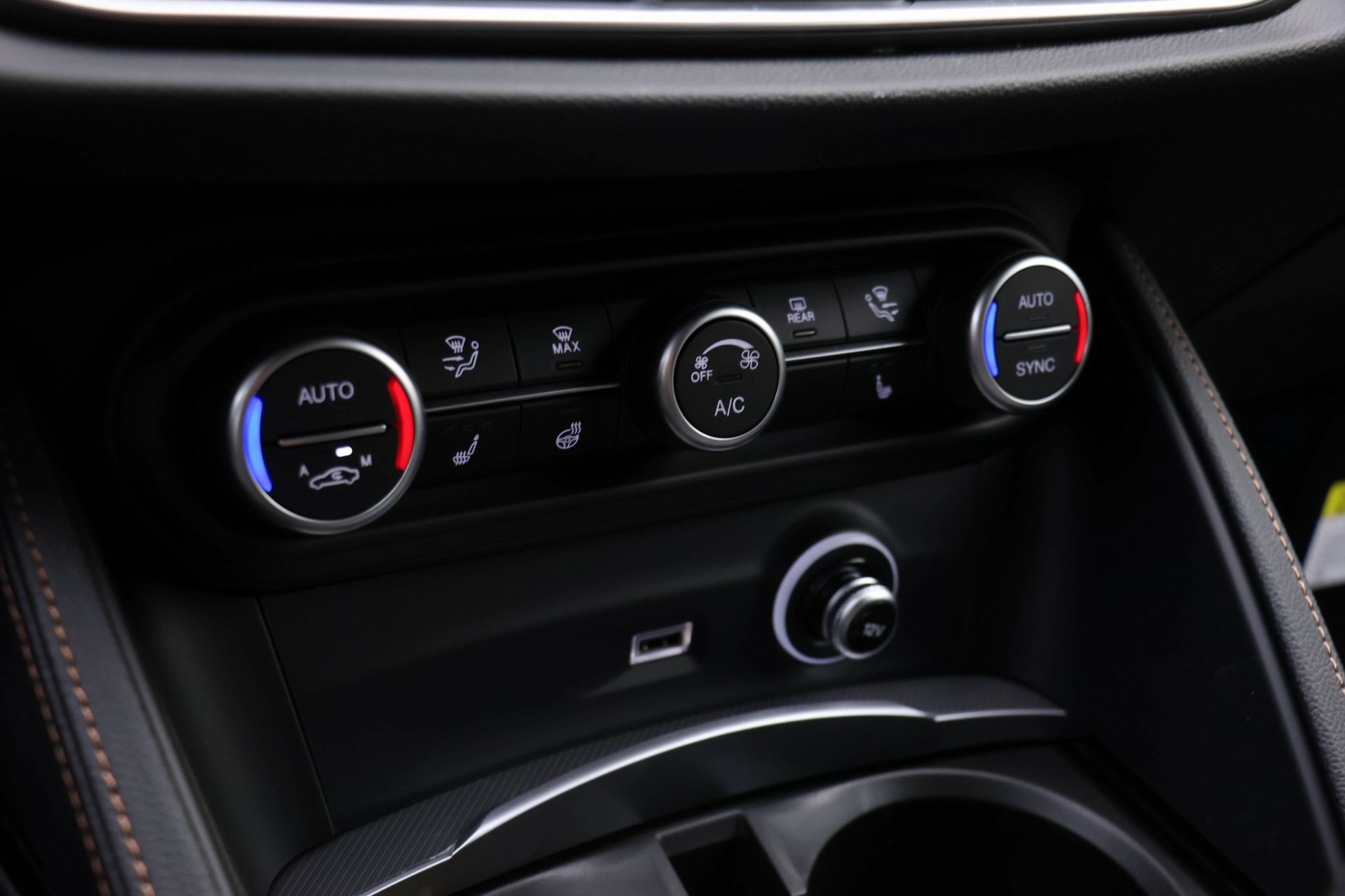 New 2025 Alfa Romeo Stelvio Sprint w/ Convenience Pack AWD/4WD image 9