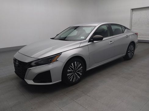 Used 2024 Nissan Altima 2.5 SV image 2