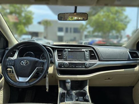 Used 2016 Toyota Highlander Plus FWD image 7