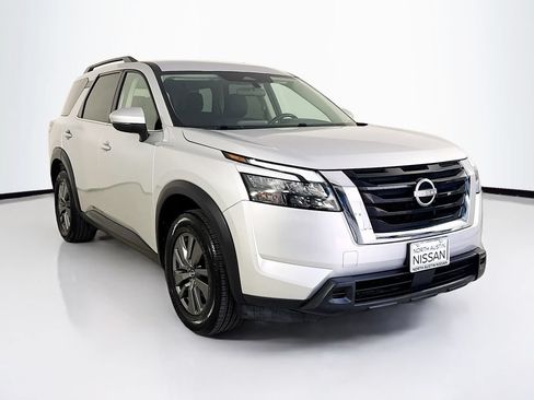 Used 2025 Nissan Pathfinder SV FWD image 1