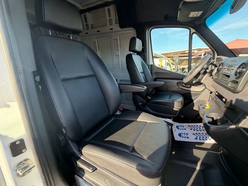 Used 2025 Mercedes-Benz Sprinter 2500 image 15