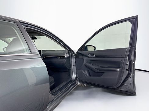 Used 2025 Nissan Altima 2.5 SV FWD image 30