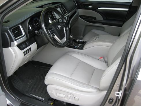 Used 2017 Toyota Highlander XLE AWD/4WD image 11