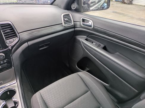 Used 2022 Jeep Grand Cherokee Laredo E RWD image 16