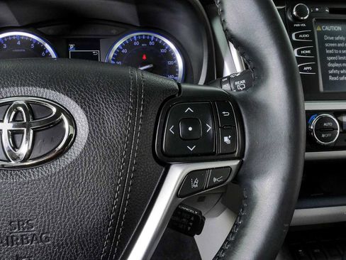 Used 2019 Toyota Highlander XLE FWD image 10
