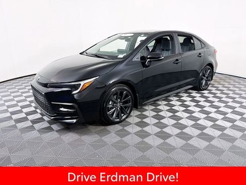 Certified 2025 Toyota Corolla SE image 3