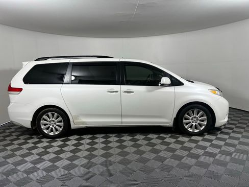 Used 2011 Toyota Sienna Limited w/ Premium Pkg image 4