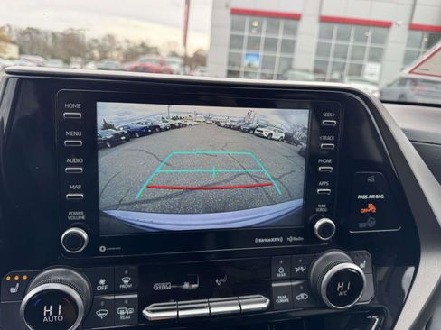 Certified 2022 Toyota Highlander XLE image 28