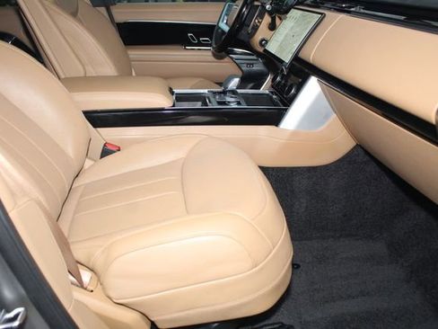 Used 2023 Land Rover Range Rover SE image 3