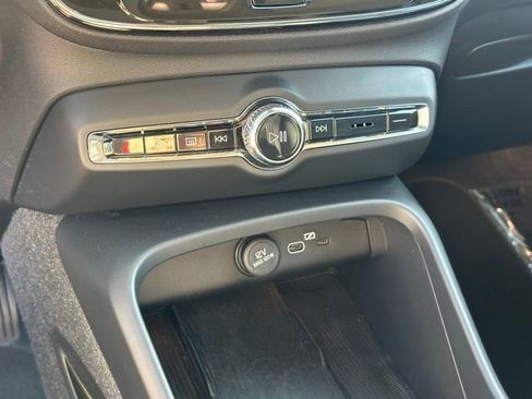 Used 2024 Volvo XC40 B5 Plus AWD/4WD image 10