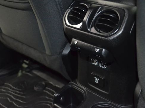 Used 2018 Jeep Wrangler Unlimited Sahara AWD/4WD image 21