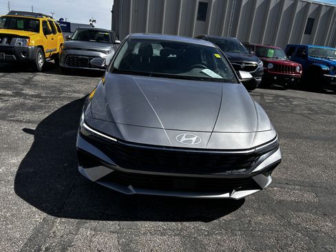 Used 2025 Hyundai Elantra SEL image 14