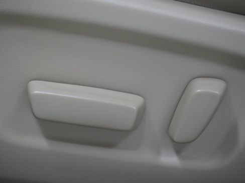 Used 2014 Toyota Highlander XLE FWD image 17