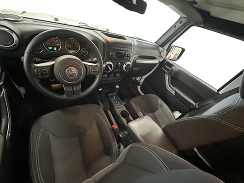 Used 2017 Jeep Wrangler Unlimited Sahara w/ Connectivity Group AWD/4WD image 19