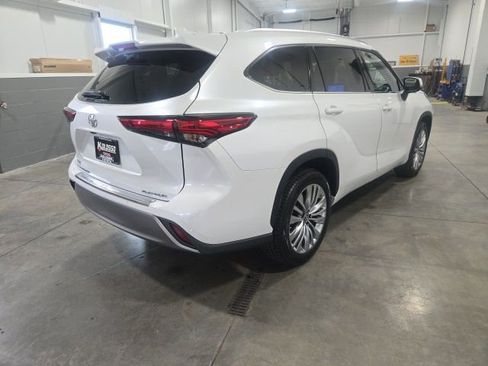 Used 2023 Toyota Highlander Platinum image 6