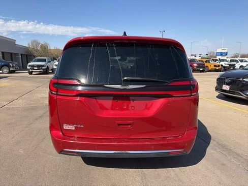 Used 2025 Chrysler Pacifica Select FWD image 6
