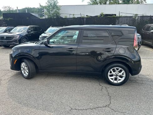 Used 2023 Kia Soul LX w/ LX Technology Package FWD image 3