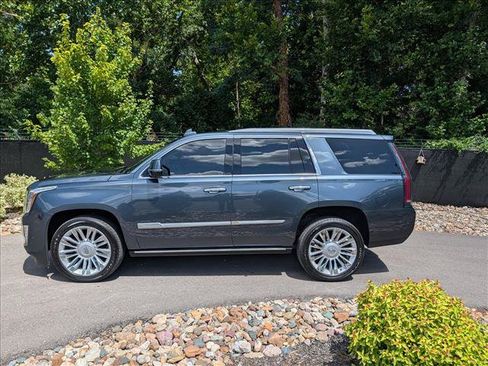 Used 2020 Cadillac Escalade Platinum AWD/4WD image 2