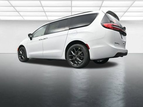 New 2026 Chrysler Pacifica Select w/ S Appearance Package image 22