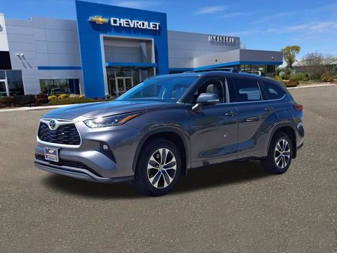 Used 2021 Toyota Highlander XLE AWD/4WD image 33