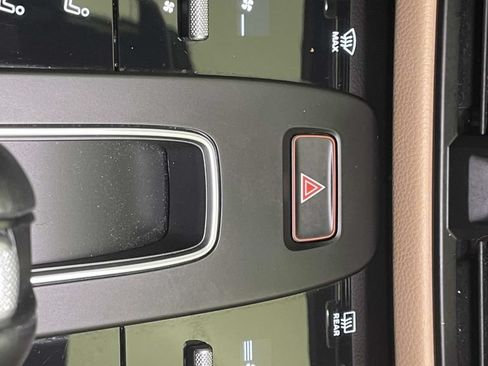 Certified 2023 Porsche Macan AWD/4WD image 33