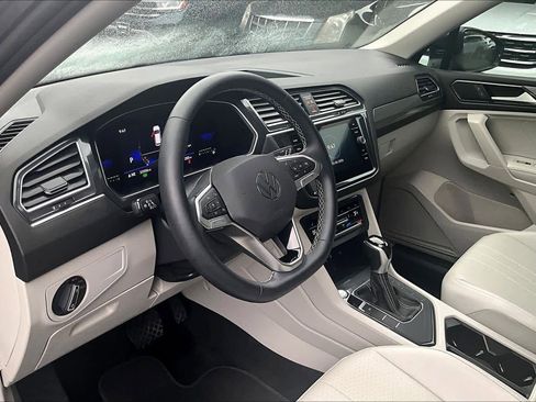 Certified 2023 Volkswagen Tiguan SE w/ Panoramic Sunroof Package FWD image 18