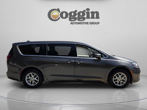 Used 2023 Chrysler Pacifica Touring-L FWD image 6