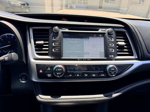 Used 2017 Toyota Highlander SE FWD image 26