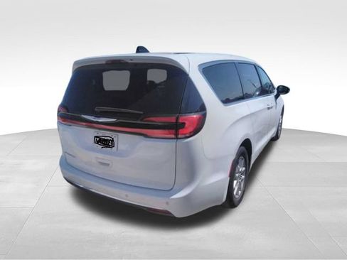 Used 2024 Chrysler Pacifica Touring-L FWD image 3