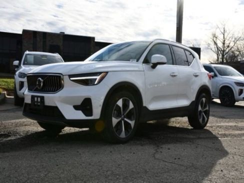 Certified 2025 Volvo XC40 B5 Plus image 3
