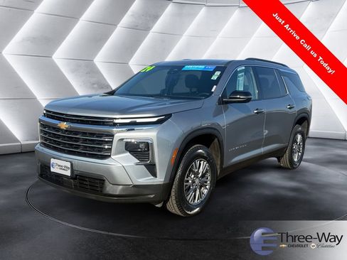 Certified 2024 Chevrolet Traverse LT FWD image 1