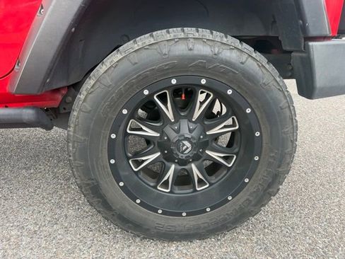 Used 2017 Jeep Wrangler Unlimited Sahara w/ Connectivity Group AWD/4WD image 12