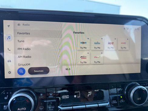 Used 2023 Toyota Highlander Limited FWD image 10